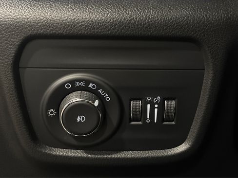 Used 2022 Jeep Grand Cherokee Overland w/ Luxury Tech Group IV AWD/4WD image 21