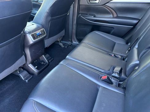 Used 2019 Toyota Highlander XLE w/ Carpet Mat Package (TMS) AWD/4WD image 28