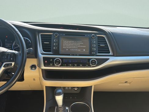Used 2017 Toyota Highlander XLE AWD/4WD image 11