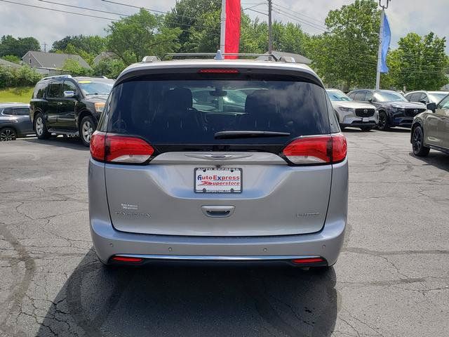 Used 2020 Chrysler Pacifica Limited w/ 8-pass Seating Package FWD image 6