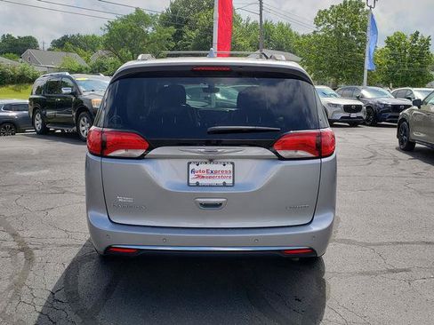 Used 2020 Chrysler Pacifica Limited w/ 8-pass Seating Package FWD image 6
