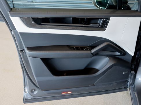 Certified 2025 Porsche Cayenne GTS AWD/4WD image 25