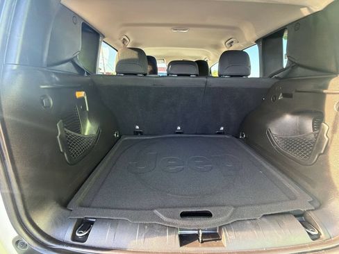 Used 2018 Jeep Renegade Latitude FWD image 17