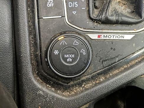 Used 2018 Volkswagen Tiguan SEL w/ 3rd Row Seat Package image 24