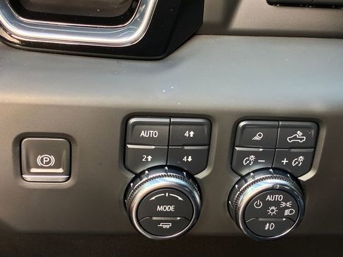 Used 2024 GMC Sierra 2500 Denali Ultimate image 10