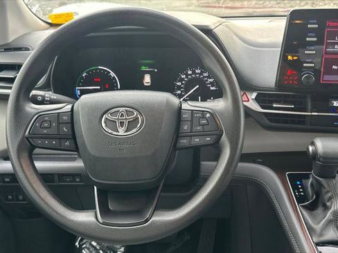 Certified 2024 Toyota Sienna LE image 18