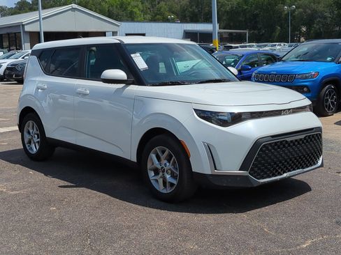 Certified 2025 Kia Soul LX w/ LX Technology Package FWD image 3