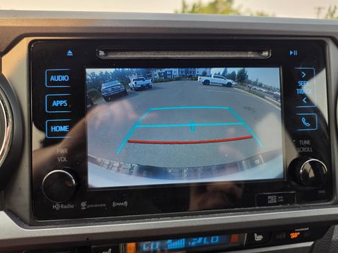 Used 2016 Toyota Tacoma TRD Sport AWD/4WD image 16
