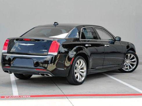 Used 2018 Chrysler 300 Limited RWD image 4