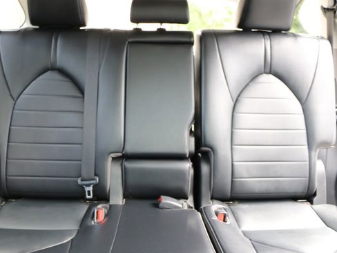Used 2022 Toyota Highlander XLE AWD/4WD image 29