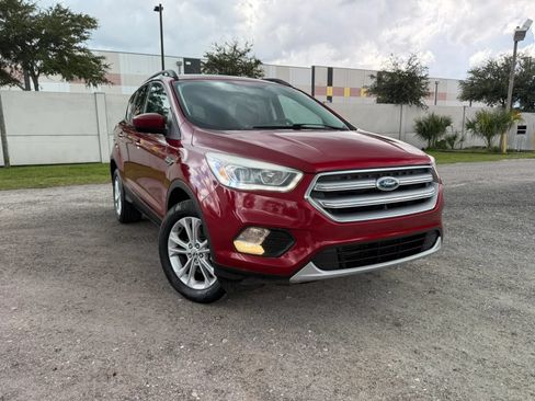 Used 2017 Ford Escape SE w/ Equipment Group 201A FWD image 3