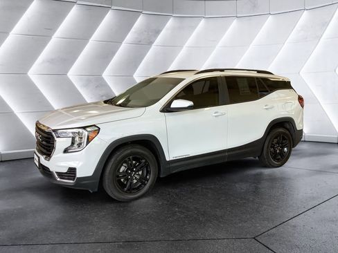 Used 2024 GMC Terrain SLE w/ Driver Convenience Package FWD image 3