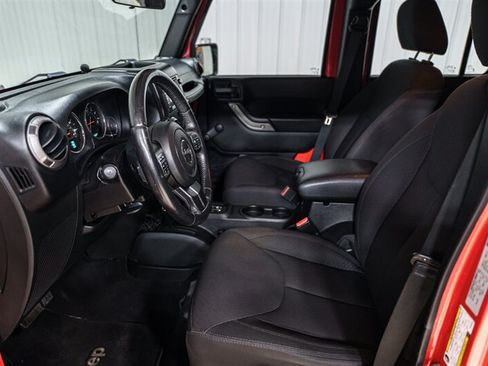 Used 2015 Jeep Wrangler Unlimited Sport w/ Connectivity Group AWD/4WD image 10