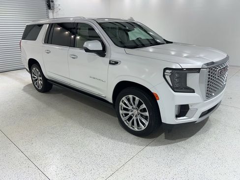 Used 2021 GMC Yukon XL Denali w/ Denali Premium Package image 7
