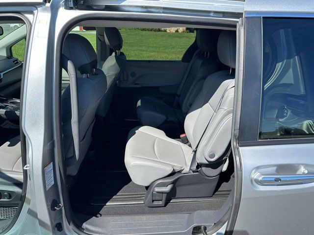 Used 2022 Toyota Sienna XLE AWD/4WD image 24