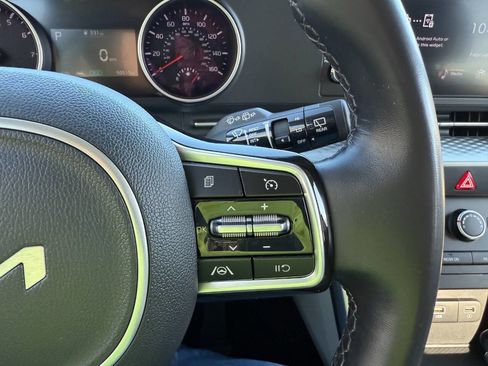 Used 2024 Kia Carnival LX image 27