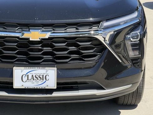 Used 2025 Chevrolet Trax LT FWD image 8