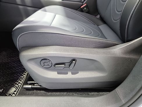 New 2026 Volkswagen Tiguan SE R-Line FWD image 18