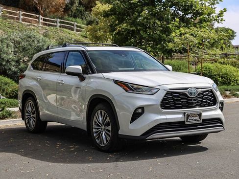 Used 2021 Toyota Highlander Platinum AWD/4WD image 2