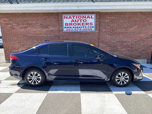 Used 2022 Toyota Corolla LE FWD image 2