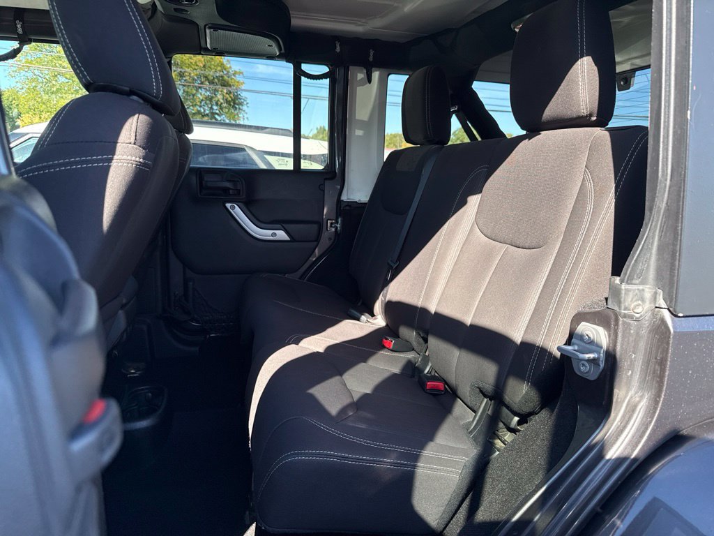 Used 2017 Jeep Wrangler Unlimited Sahara w/ Connectivity Group AWD/4WD image 46