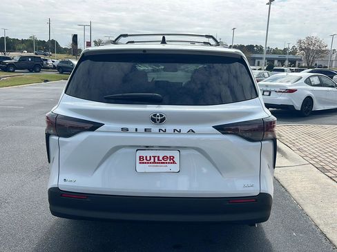 New 2026 Toyota Sienna XLE image 5