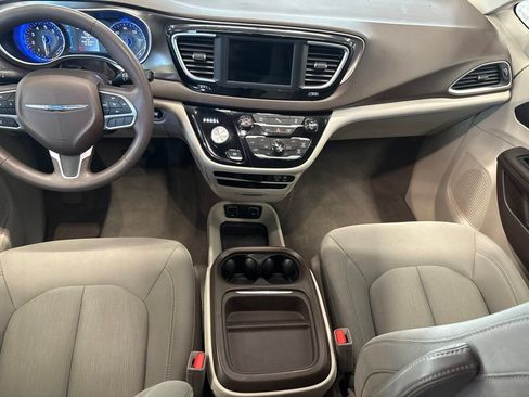Used 2018 Chrysler Pacifica Touring Plus FWD image 6