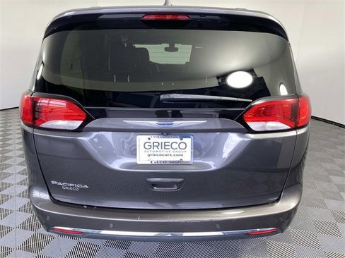 Used 2018 Chrysler Pacifica Touring-L image 7