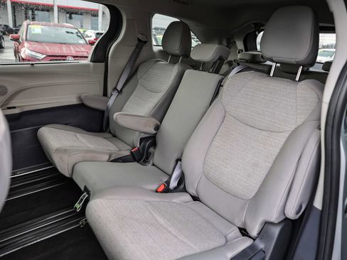 Certified 2024 Toyota Sienna LE image 8