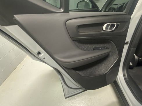 Used 2025 Volvo XC40 B5 Core image 8