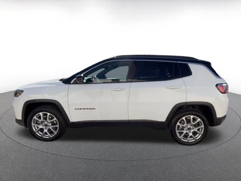 Used 2025 Jeep Compass Limited image 9