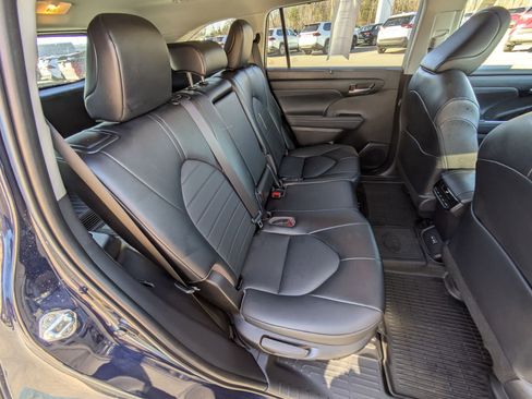 Used 2022 Toyota Highlander XLE image 23