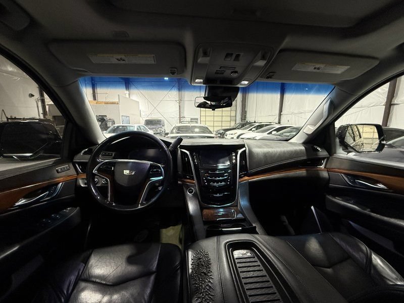 Used 2018 Cadillac Escalade Premium Luxury w/ LPO, Radiant Package AWD/4WD image 21