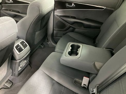 Used 2020 Kia Sorento LX image 12