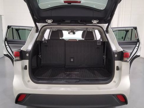 Used 2020 Toyota Highlander XLE AWD/4WD image 10