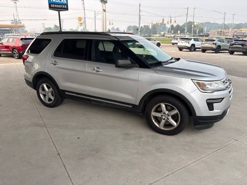 Used 2018 Ford Explorer XLT FWD image 5