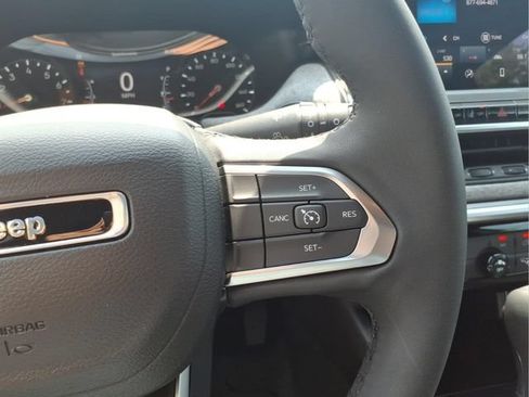 Used 2023 Jeep Compass Latitude AWD/4WD image 19