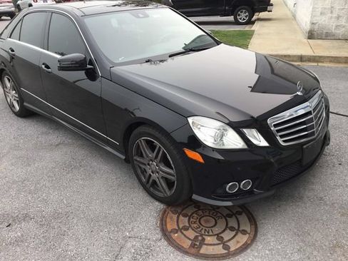 Used 2010 Mercedes-Benz E 550 4MATIC Sedan image 1