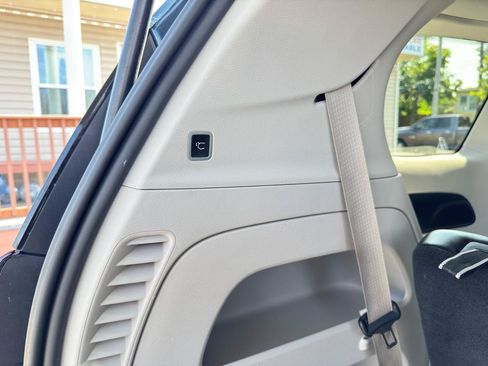 Used 2023 Chrysler Pacifica Touring-L FWD image 38
