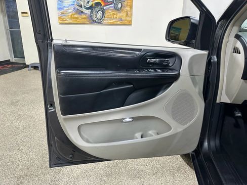 Used 2016 Chrysler Town & Country Touring-L w/ Driver Convenience Group image 16