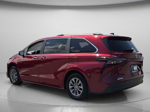 Used 2025 Toyota Sienna XLE w/ XLE Plus Package FWD image 6