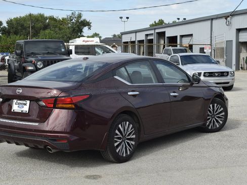 Used 2023 Nissan Altima 2.5 SV w/ SV Premium Package image 11