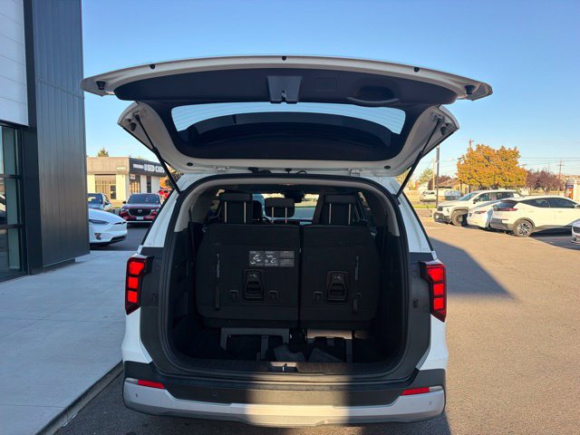 Used 2025 Kia Carnival FWD image 8