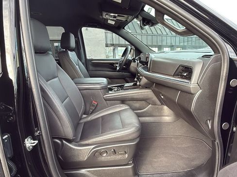 Used 2025 Chevrolet Suburban Z71 image 18