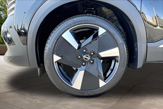 Certified 2025 Nissan Kicks SR FWD image 32