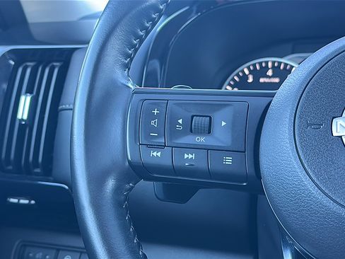 Used 2025 Nissan Pathfinder SV image 30