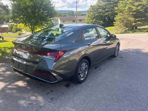 Certified 2025 Hyundai Elantra Hybrid FWD image 3