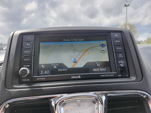 Used 2016 Chrysler Town & Country Touring-L image 4