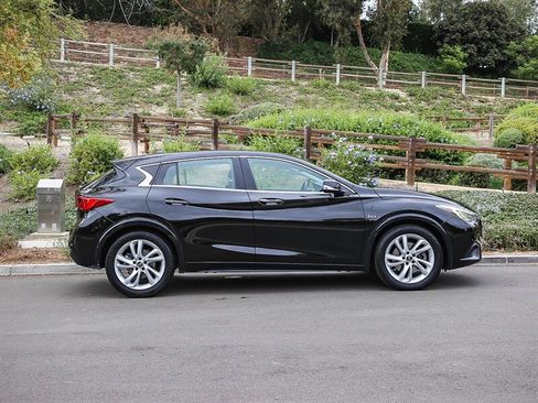 Used 2017 INFINITI QX30 image 8