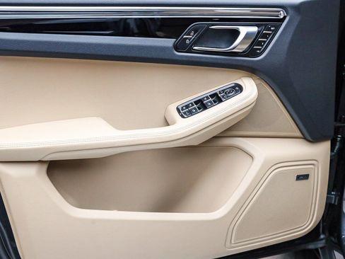 Certified 2025 Porsche Macan image 24